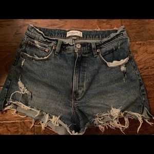 Size 28/6 A&F High Rise Cutoffs. Curve Love.